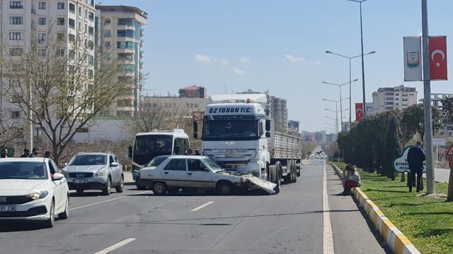 Urfa’da tır ile otomobil çarpıştı!