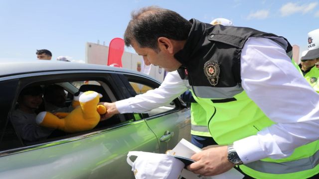 Vali Ayhan denetim noktasında sürücülerin bayramını kutladı