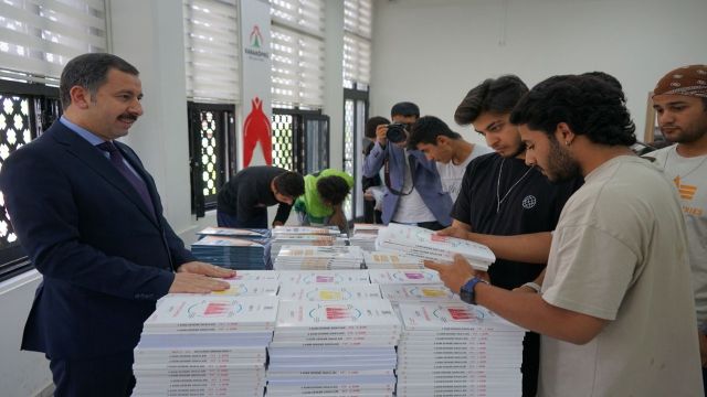 Başkan Baydilli buluştuğu öğrencilere kitap seti hediye etti