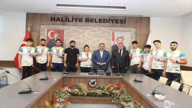 Başkan Canpolat, Türkiye şampiyonu sporcuları ödüllendirdi