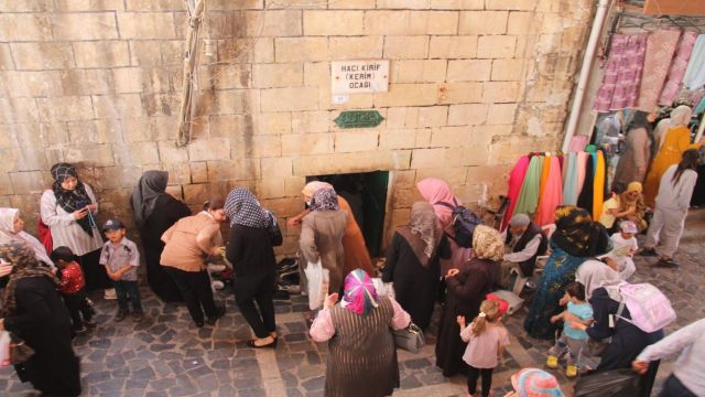 Binbir dilek için geliyor Umutlarını türbeye bağladılar