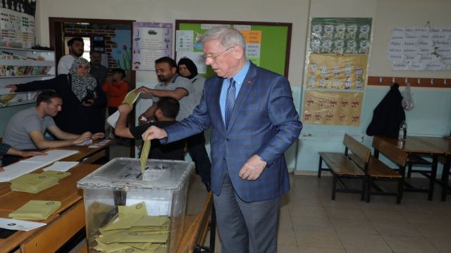 CHP’nin adayı Müslüm Akalın da oyunu kullandı