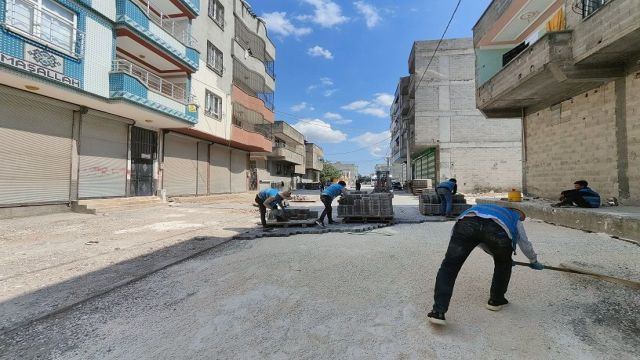 Doğal gaz şebekesi tamamlanan sokaklarda kilitli parke taşı döşeniyor