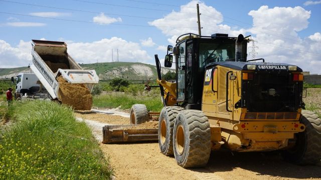 Karaköprü’de kırsal mahallelerde yol çalışması