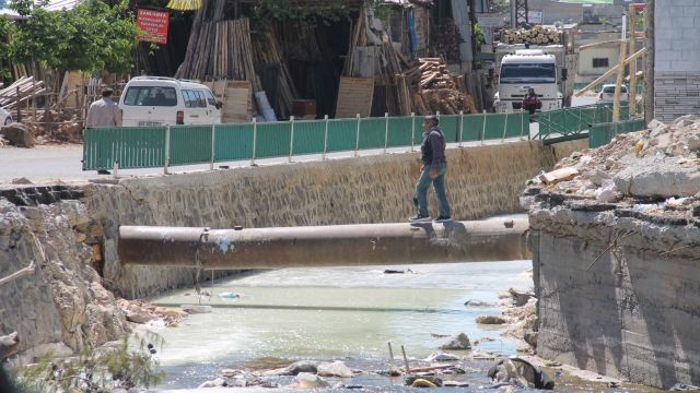 Köprüsü yıkılan esnaf ve vatandaşın “tehlikeli çözümü”