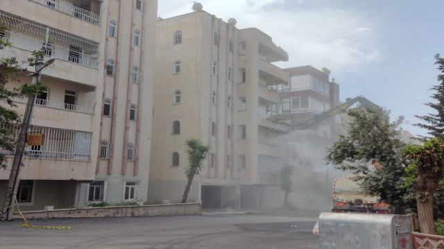 Refahiye Mahallesindeki hasarlı binanın kontrollü şekilde yıkımı yapılıyor