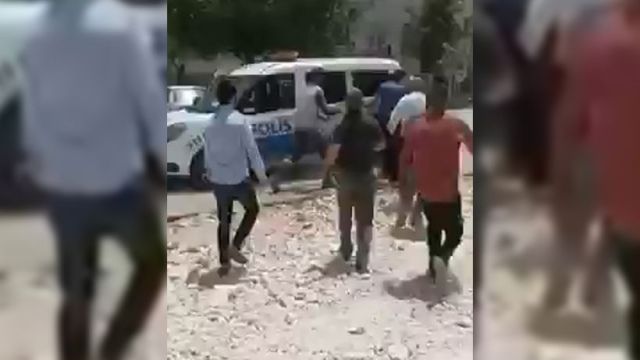 Urfa'da 3 yaşındaki çocuğa taciz girişiminde bulunan şahsı mahalleli yakaladı