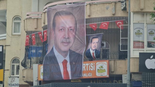 Urfa’daki siyasi parti il binasına devasa Erdoğan resmi astı