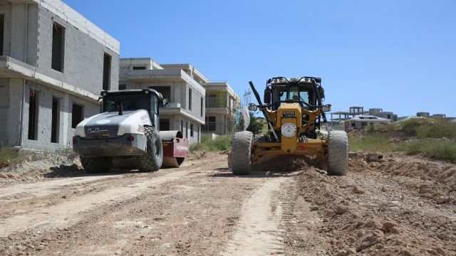 Yol ihtiyacı olan mahallelere yeni yollar açılıyor