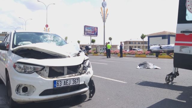 Yolun karşısına geçmeye çalışan anne ile çocuğuna otomobil çarptı!