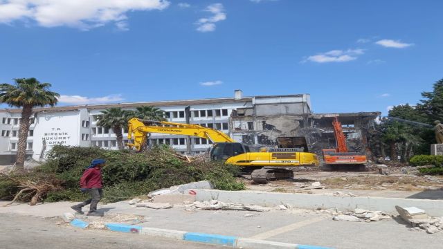 Depremde hasar görmüştü Birecik Hükümet Konağı’nın yıkımına başlandı