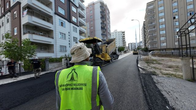 KARAKÖPRÜ'DE ASFALTLA YOL YENİLEME ÇALIŞMALARI SÜRÜYOR