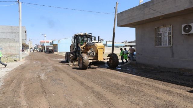 Kazı nedeniyle bozulan yol yeniden asfaltlanıyor