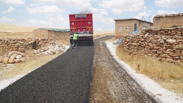 KIRSAL MAHALLELER İLK KEZ BAŞKAN CANPOLAT’LA ASFALTLANIYOR