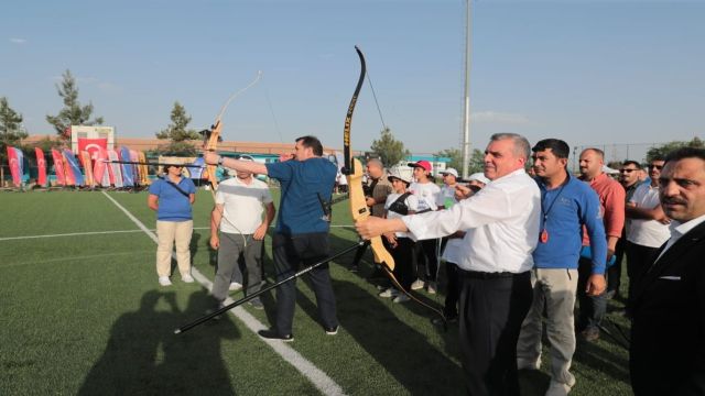 Okçuluk yarışmasında ödülleri Vali Ayhan ve Beyazgül verdi