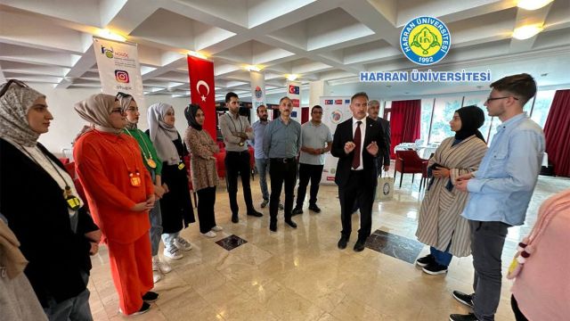 Uluslararası öğrencilerini toplumsal hayata hazırlıyor