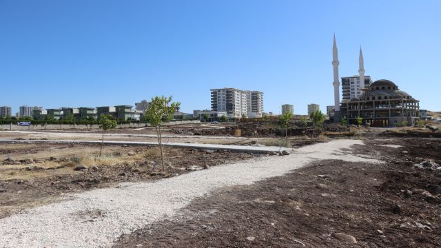 BÜYÜKŞEHİR’DEN MEHMETÇİK MAHALLESİNDE PARK ÇALIŞMASI