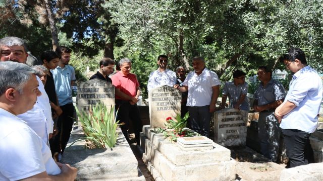 MERHUM SANATÇI ABDULLAH UYANIK MEZARI BAŞINDA DUALARLA ANILDI