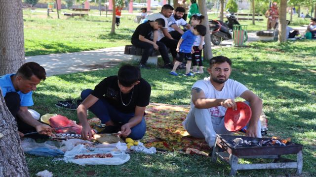 URFALILAR TATİLİN SON GÜNÜ BÜYÜKŞEHİR TESİSLERİ DOLDU TAŞTI