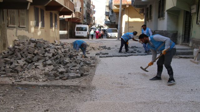 HALİLİYE'DE BOZULAN SOKAKLAR ONARILIYOR