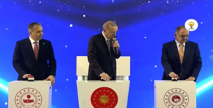 Cumhurbaşkanı Erdoğan Şanlıurfa'da deprem konutlarının anahtarlarını teslim etti