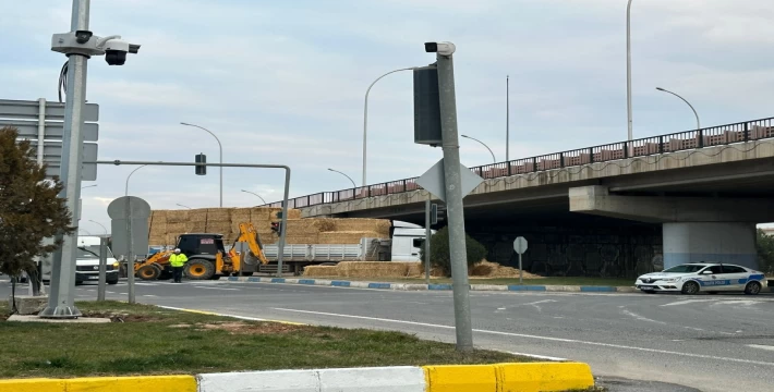 Eyyübiye'de saman yüklü tır üst geçide takıldı