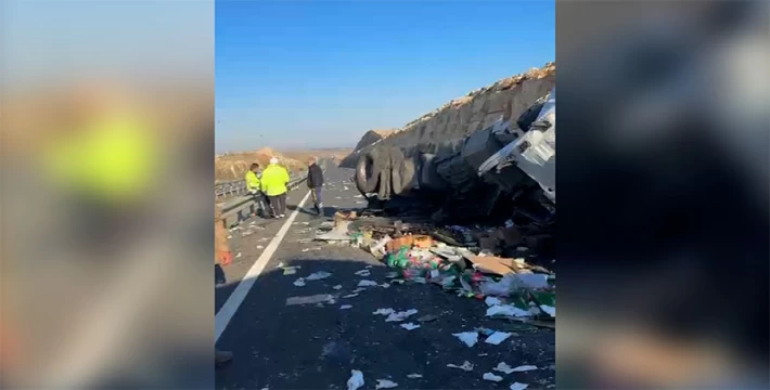 Şanlıurfa’da gıda yüklü tır devrildi